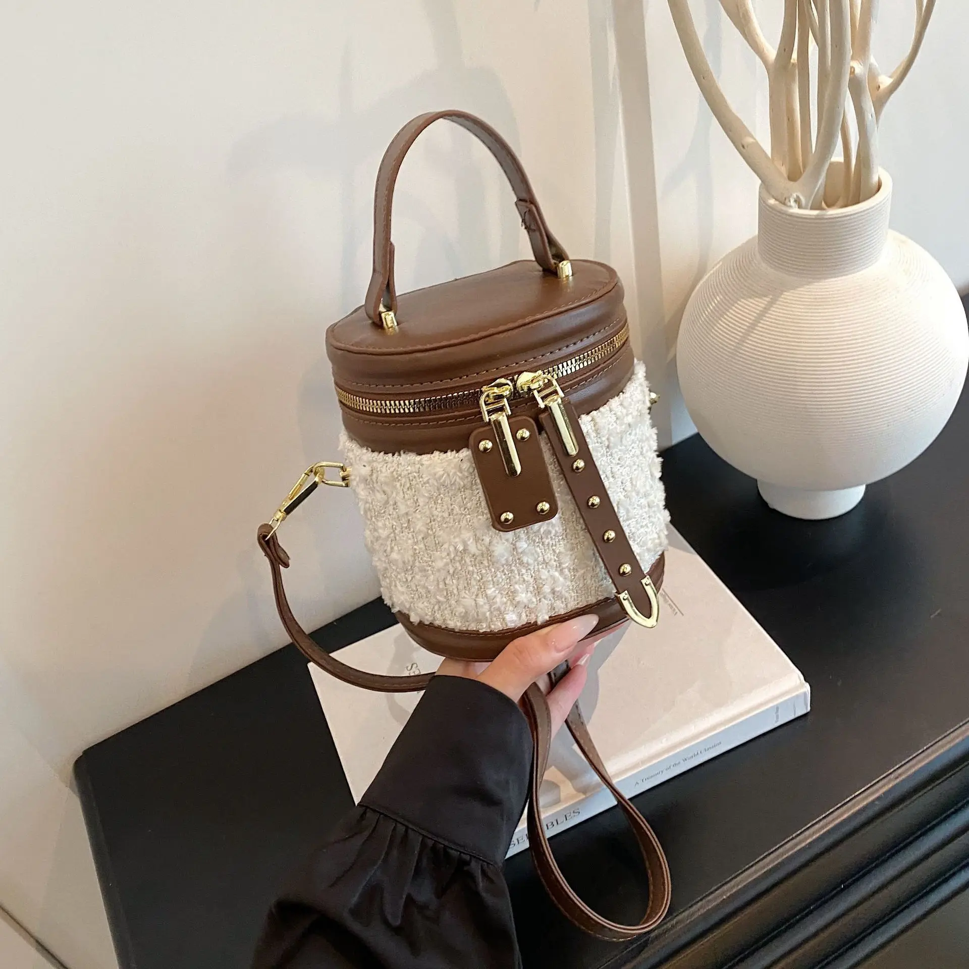 

​ ​ Сумка через плечо с цилиндрическим ведром, женская дизайнерская круглая сумка через плечо с зерном икры, минималистичная пригородная сумка Essential ​ ​