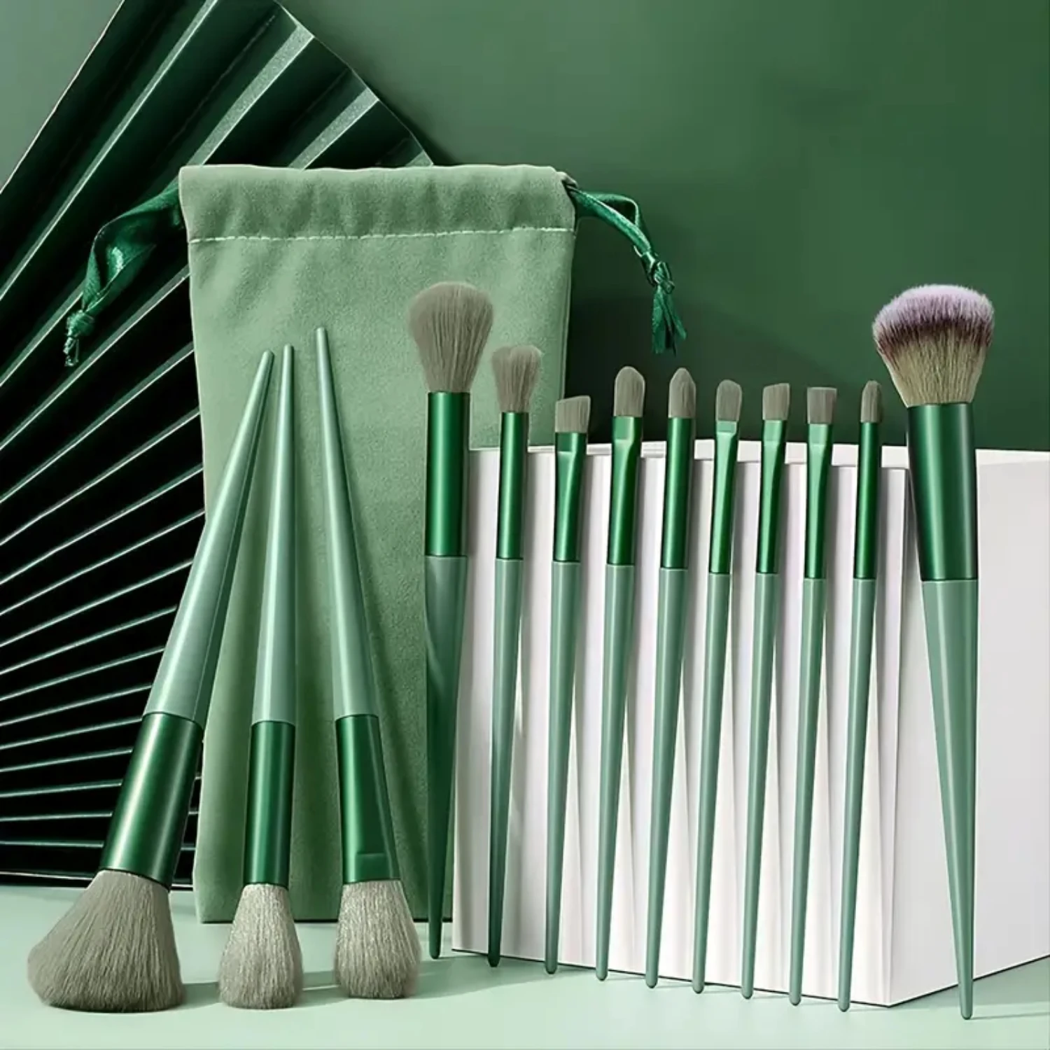 High-quality, convenient, and stylish complete set of 13 makeup brushes with beauty blender and eyeshadow brush. Ideal for trave