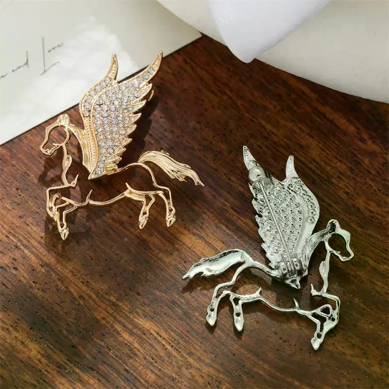 Fashion Rhinestones Alloy Horse With Wings Brooch Zodiac Pony Pins Women Men Clothing Accessory Suit Lapel Corsage New Year Gift