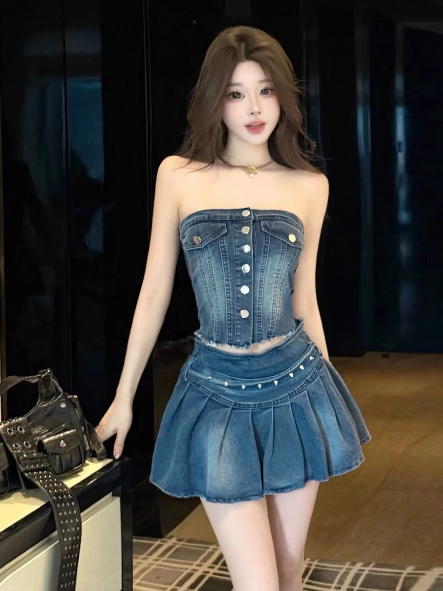 

Сексуальный ретро-комплект для девушек: универсальный топ-бюстье на одной пуговице и джинсовая юбка А-силуэта с высокой талией.