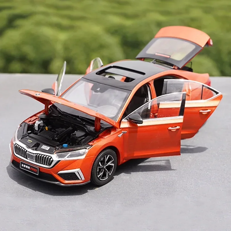 1/18 Alloy Skoda OCTAVIA PRO 2021 Metal Diecast Model Car Orange Blue Ornaments Display Boy Toys Gifts Collection