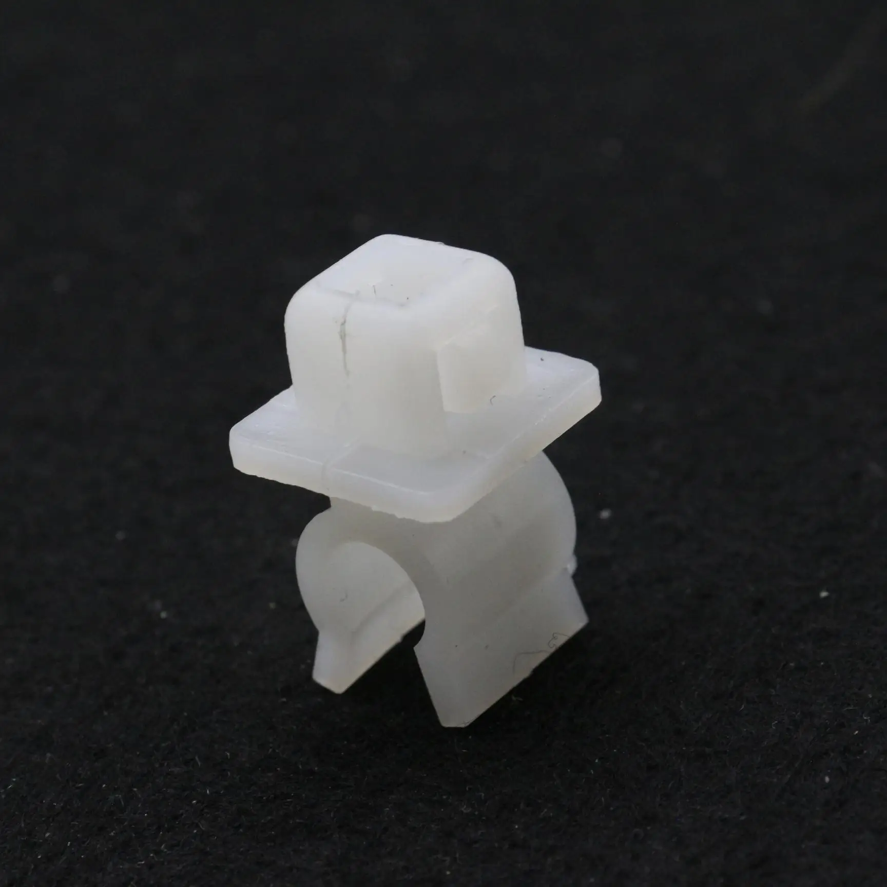 

1 шт. зажимы для поддержки стержня капота, фиксатор для Mitsubishi Montero Sport 1997–2004 Mighty Max 1987–1996 MA155254, белый нейлоновый крепеж