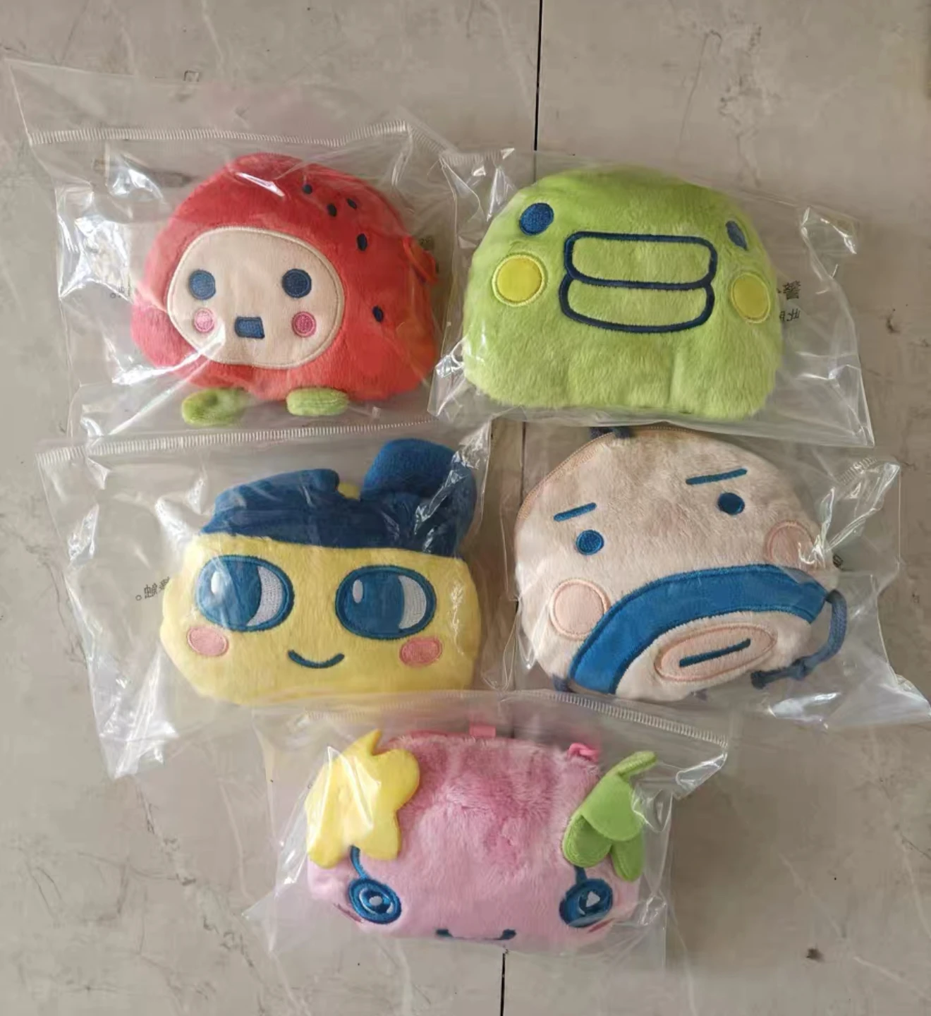 ของแท้จาก Bandai ทามาก็อตจิ โออุจิ โออมิมิ ตุ๊กตาขนนุ่มน่ารัก ของเล่นอิเล็กทรอนิกส์รูปแบบสัตว์เลี้ยง พร้อมกระเป๋าเก็บของแบบเครื่องเล่น  กระเป๋าใส่หูฟัง ของขวัญ