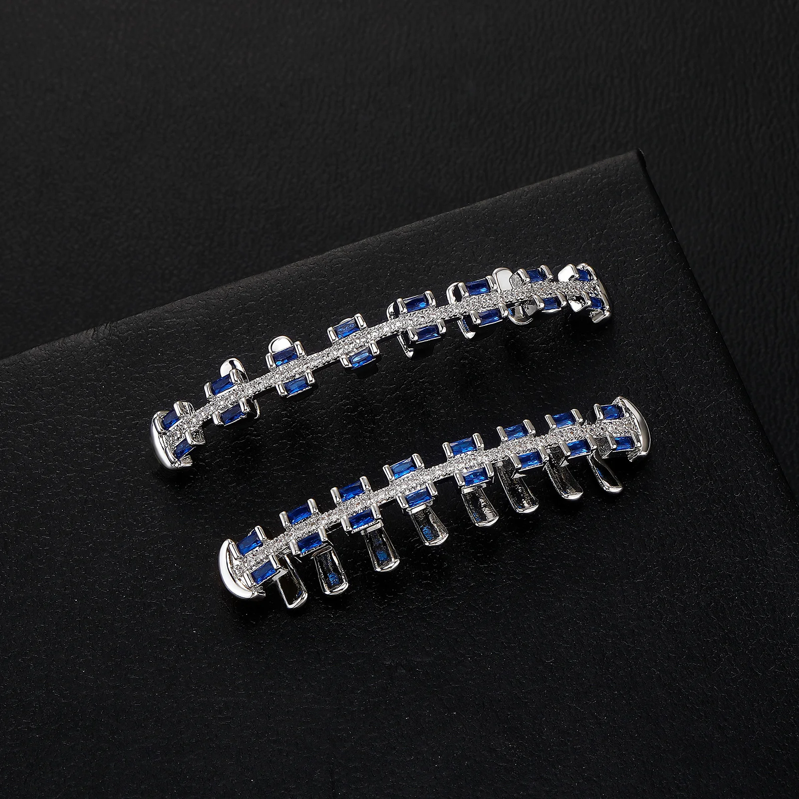 JINAO Hip-Hop Iced Blue Baguette CZ Stein 8 Zähne Rob Grillz Set für Herren & Damen – Glänzende quadratische Grillz für Ober- & Unterkiefer – Punk Rapper Geschenk – Detail 5