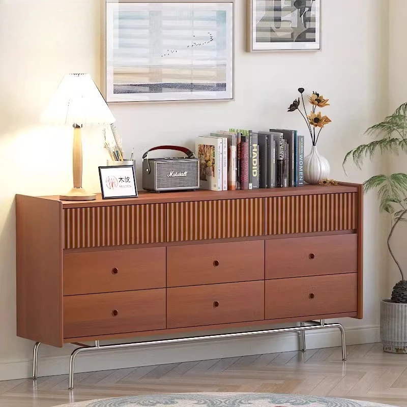 خزانة من الخشب الصلب بتصميم عتيق من الشمال، وخزانة جانبية للتخزين في غرفة المعيشة، وغرفة النوم، وتخزين شقة صغيرة بجانب السرير مع أدراج