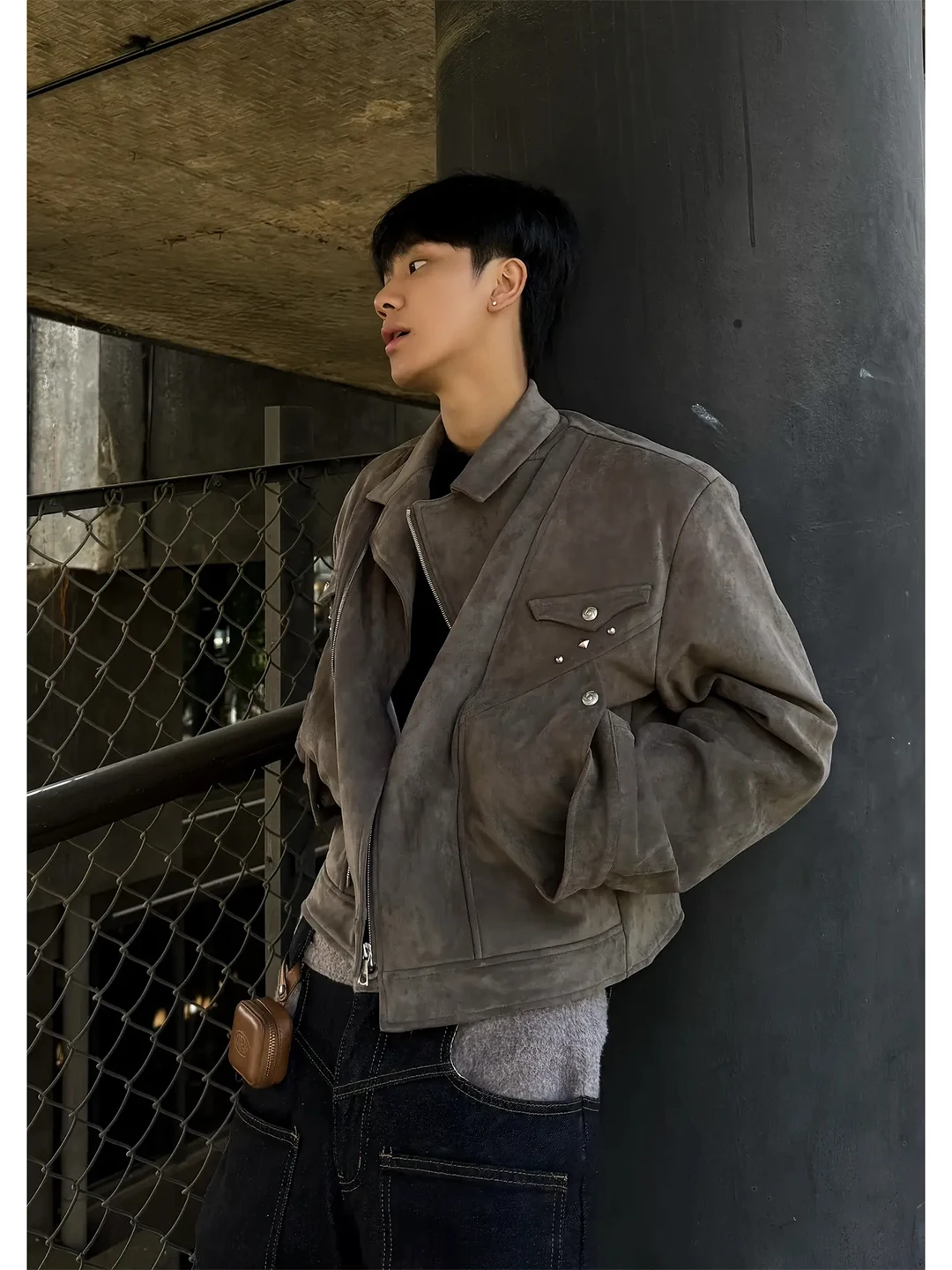 

Мужская утепленная куртка из замши с заклепками в американском стиле, кожаная байкерская одежда, устойчивая к сминанию, приталенный крой, длинная модель