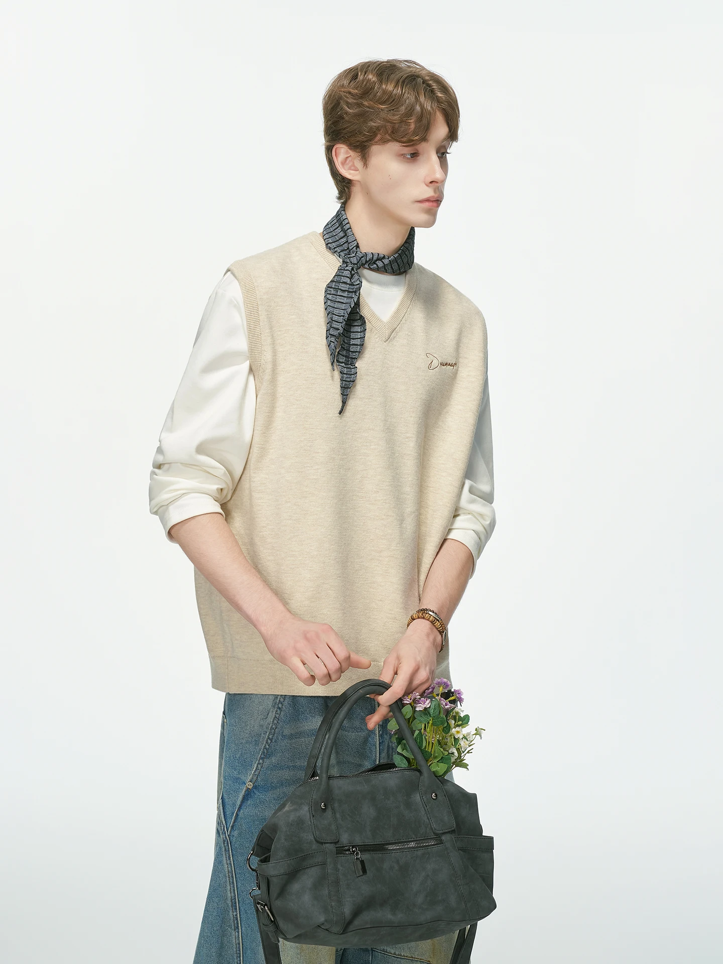 American College Style Embroidered Knitted Vest Men's High Intelligence Sensation Autumn Commute Sweater Vest V-neck Warmth