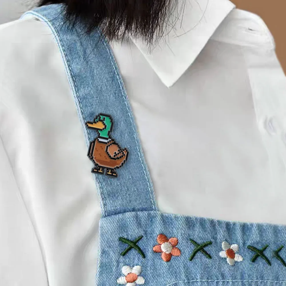 Retro-Pixel-Stil-Entenbrosche, Cartoon-Anas-Platyrhynchos-Abzeichen, niedliche Tierform, Metallnadel, modisches Kleidungsaccessoire, Geschenk. – Detail 7
