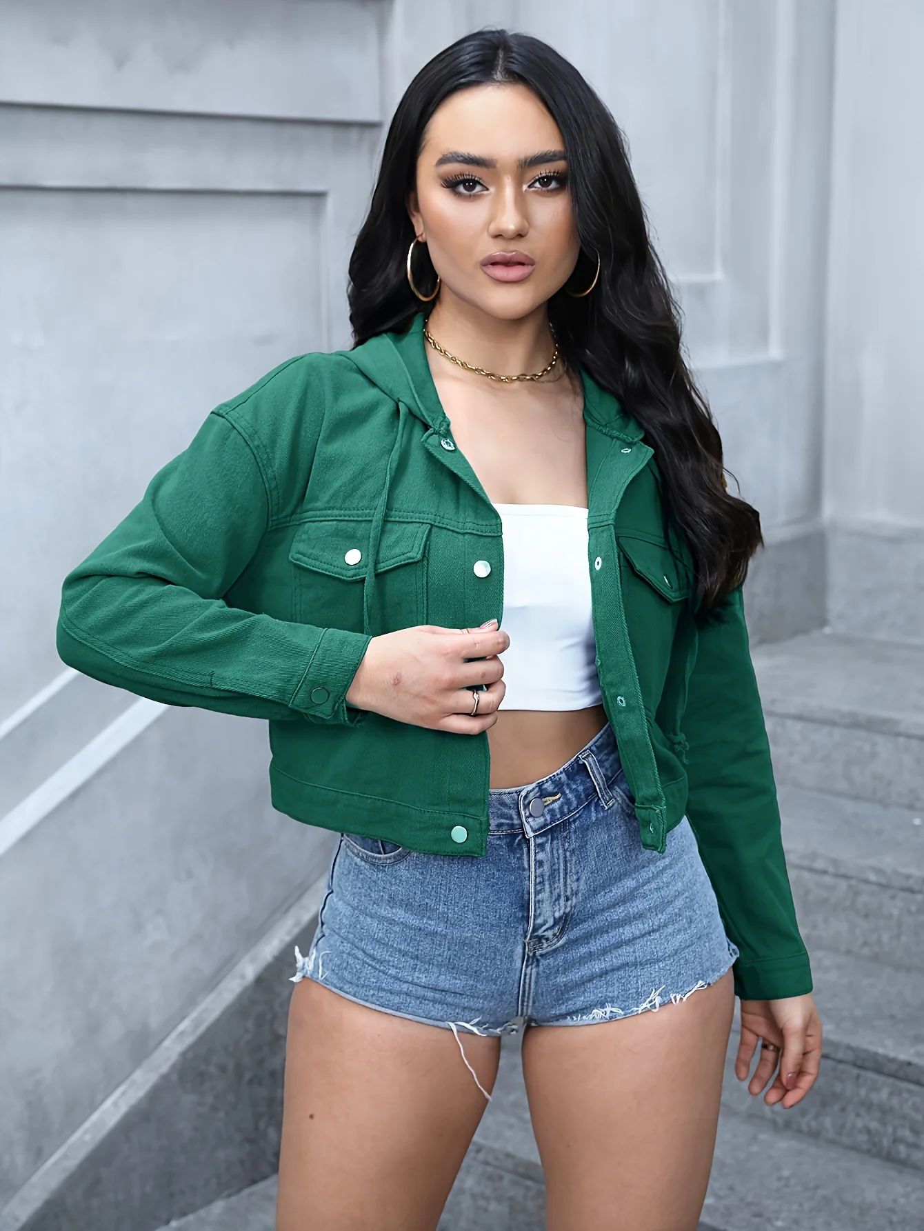 

Короткая джинсовая куртка с капюшоном