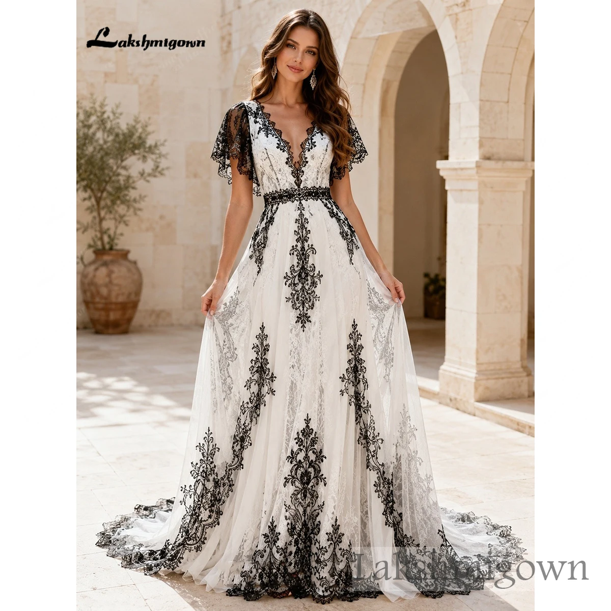 Lakshmigown Gothic Schwarzes Spitzen-Brautkleid mit V-Ausschnitt, kurzen Flatterärmeln, A-Linie, rückenfrei, Kapellenschleppe, maßgeschneidert. – Detail 5