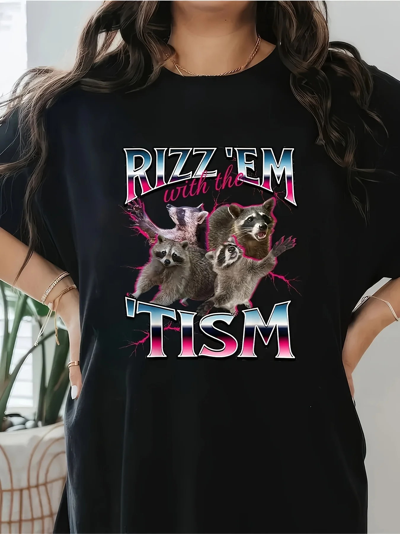 تي شيرت برسومات الراكون بطبعة حيوانات مع شعار 'RIZZ'EM مع شعار 'TISM'، بلوزة كاجوال من البوليستر المحبوك برقبة دائرية وأكمام قصيرة
