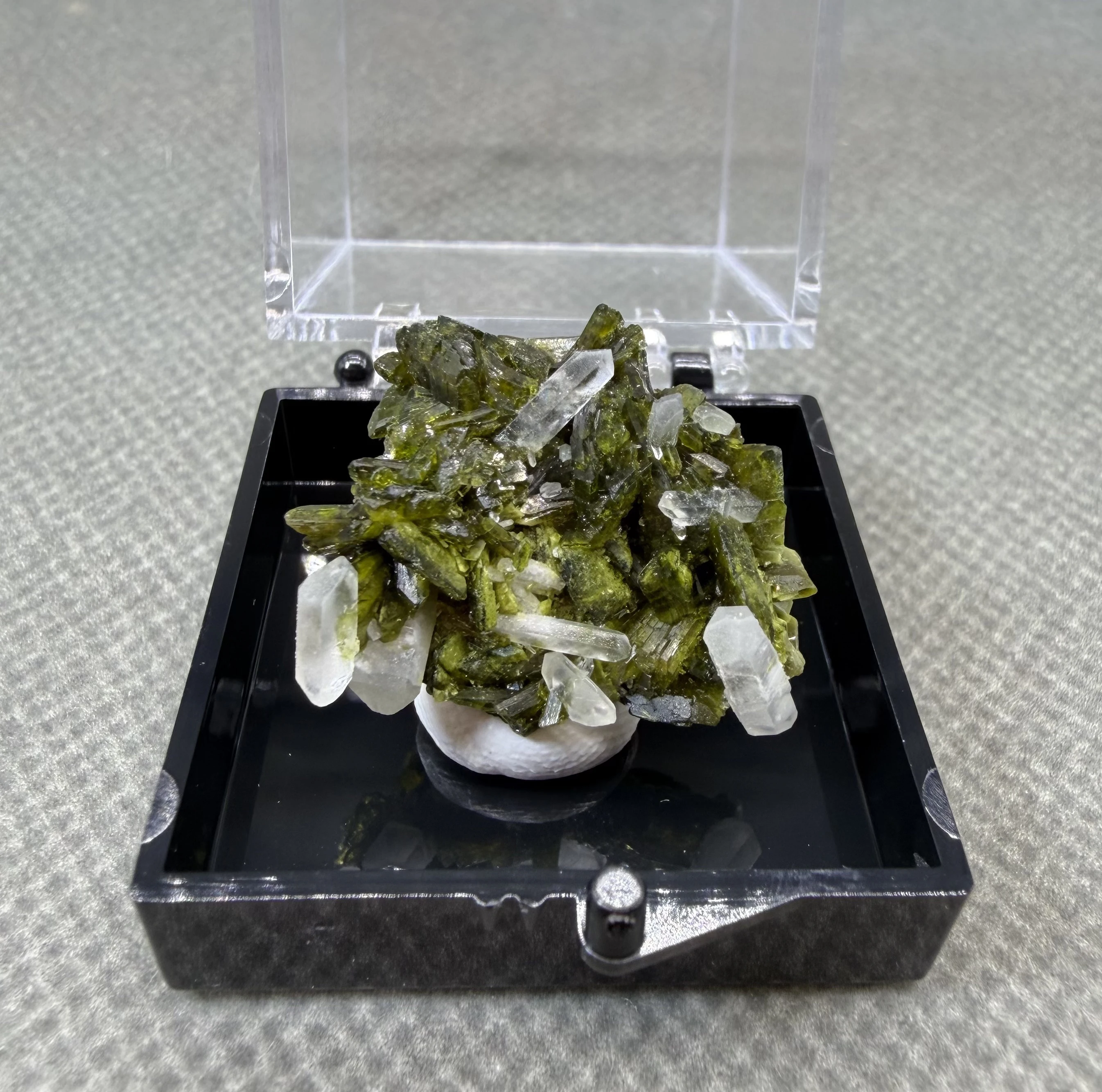 Natural Epidote Crystal Cluster Green Prismatic Mineral Specimen Home Decor