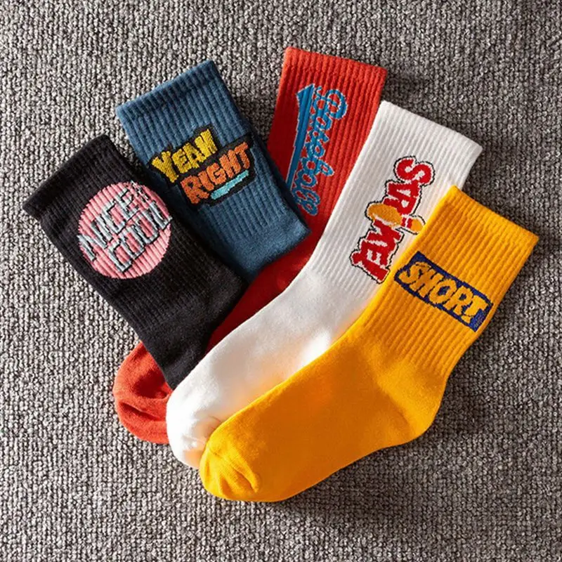 5 pairs of men’s autumn and winter multi-colored mid-calf socks, thick and durable athletic socks.