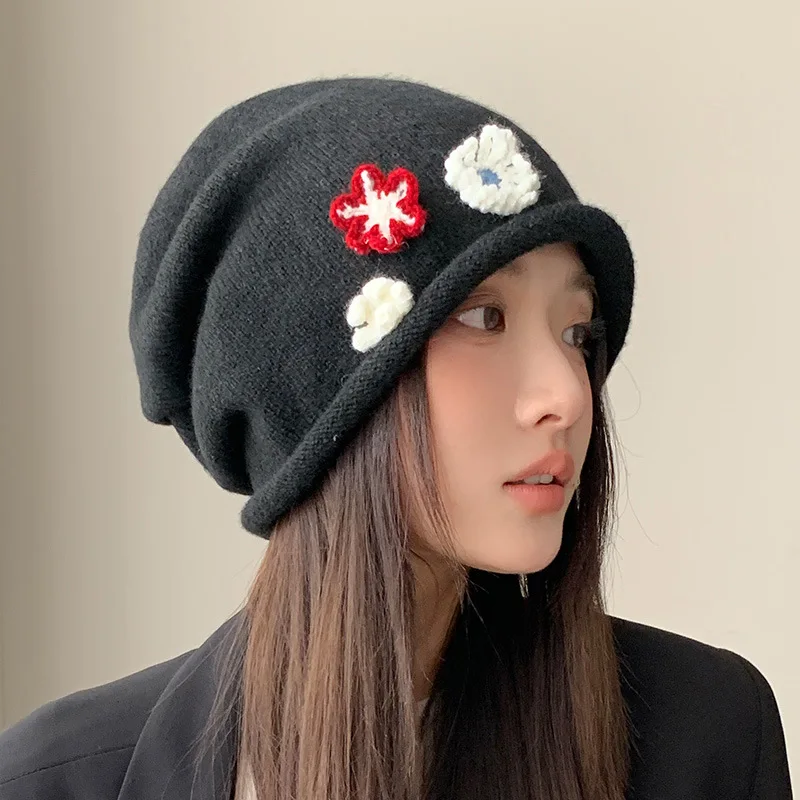 Korean-style autumn and winter new collection: versatile, face-slimming knitted hat with a rolled brim, featuring a cute floral