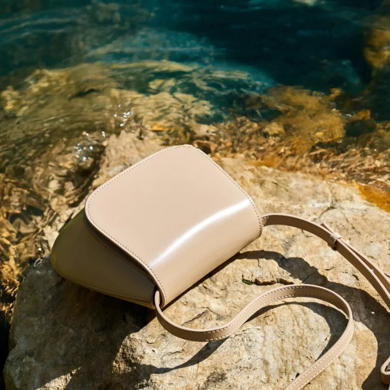 

2026 New Leather High-end Texture Niche Women's Bags Are Popular This Year, Fashionable Retro Shoulder Crossbody Saddle Bags