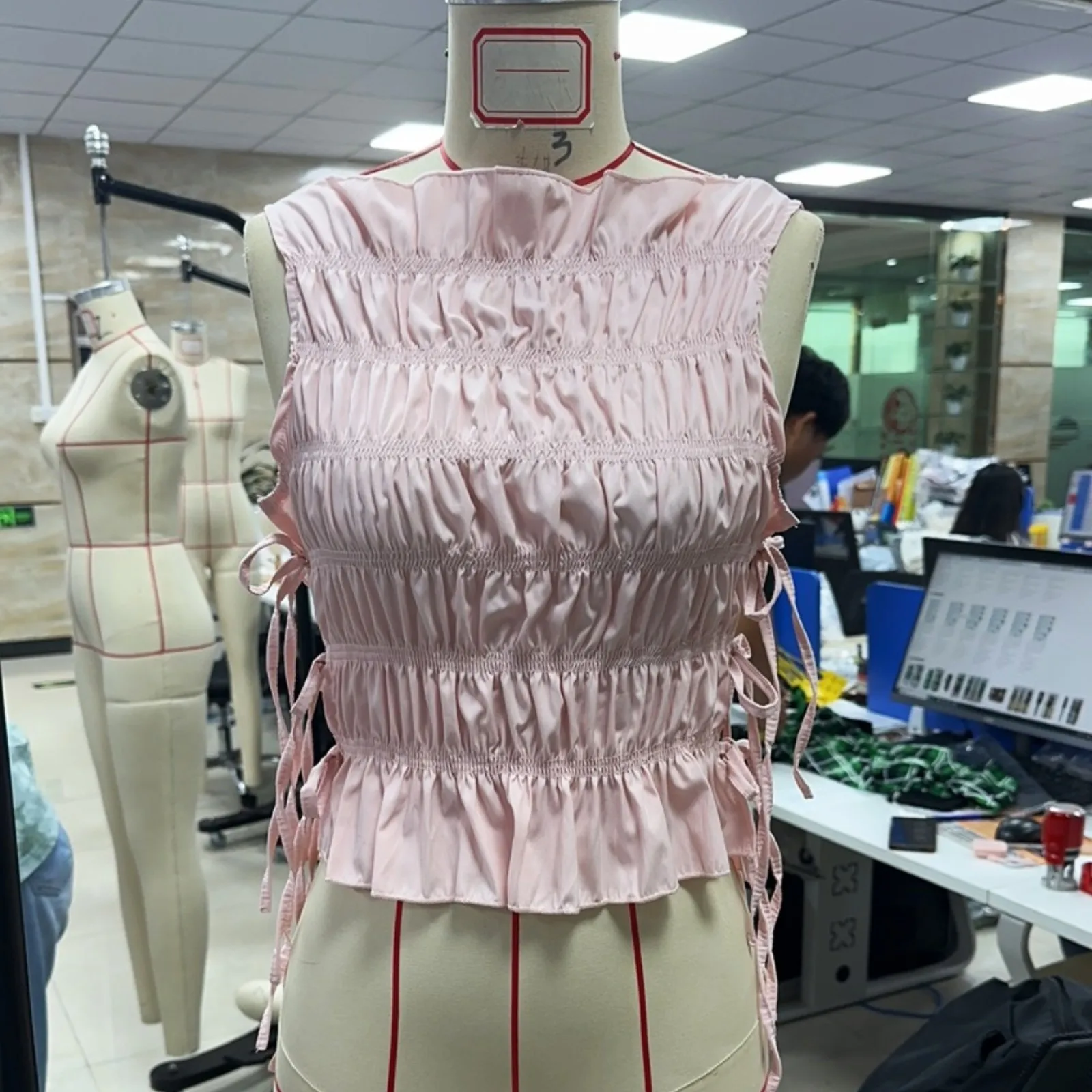 الصلبة Shirred تانك القمم للنساء Y2K الصيف بلا أكمام سليم الجانب التعادل متابعة كشكش تقليم قارب الرقبة المحاصيل القمم قمصان عادية الشارع الشهير