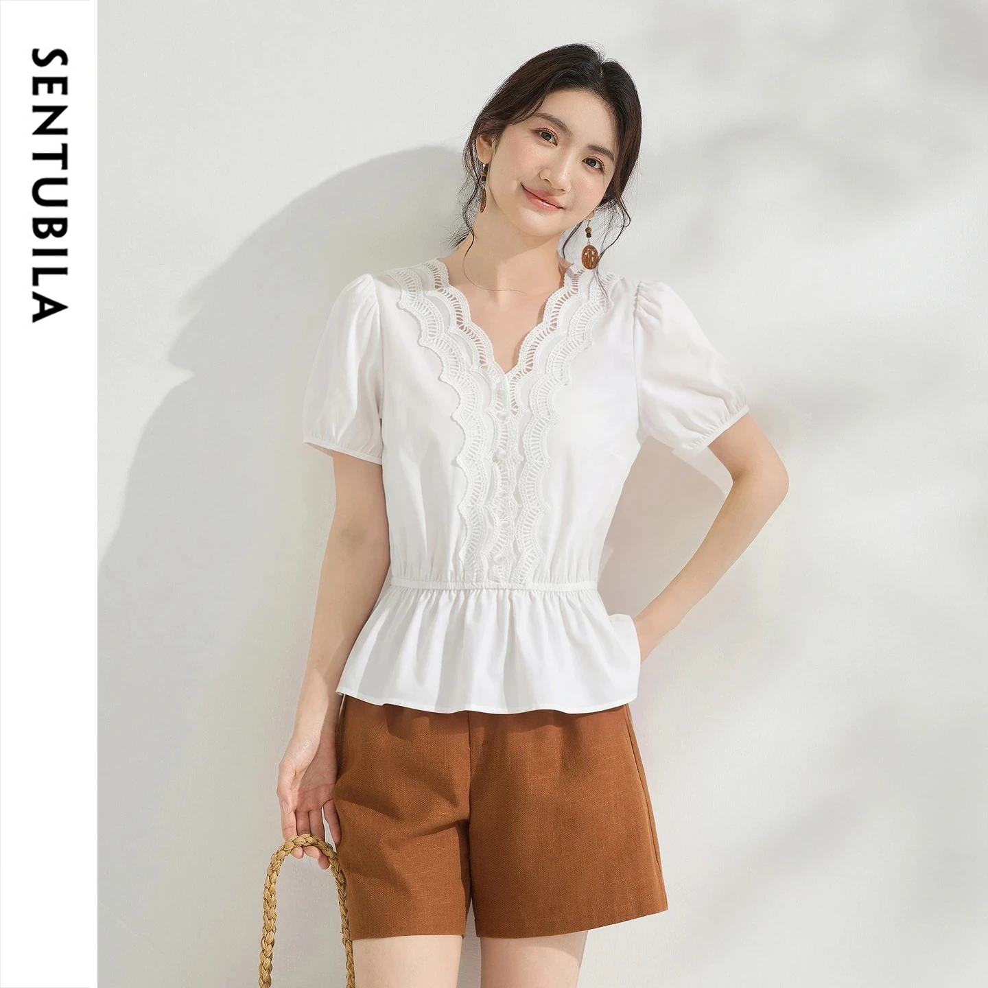 

SENTUBILA French Elegant White Women's Shirt Summer Scalloped Lace V Neck Mushroom Button Elastic Waist Slim Blouse 162CB7418