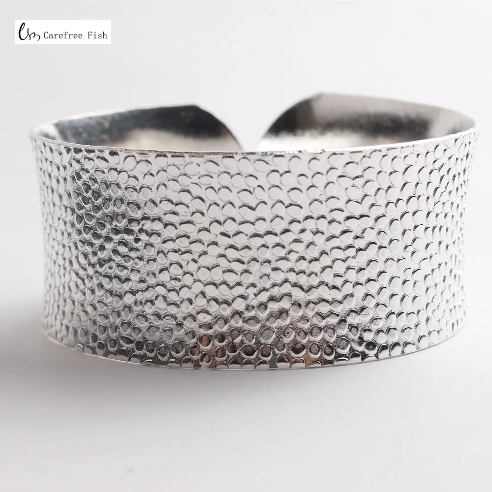 32 Stile Vintage Manschettenarmband Tibetisch Silberbeschichtet Geschnitzte Blumen- und Tiermotive Offener Armreif Verstellbarer Indischer Schmuck Geschenke für Frauen
