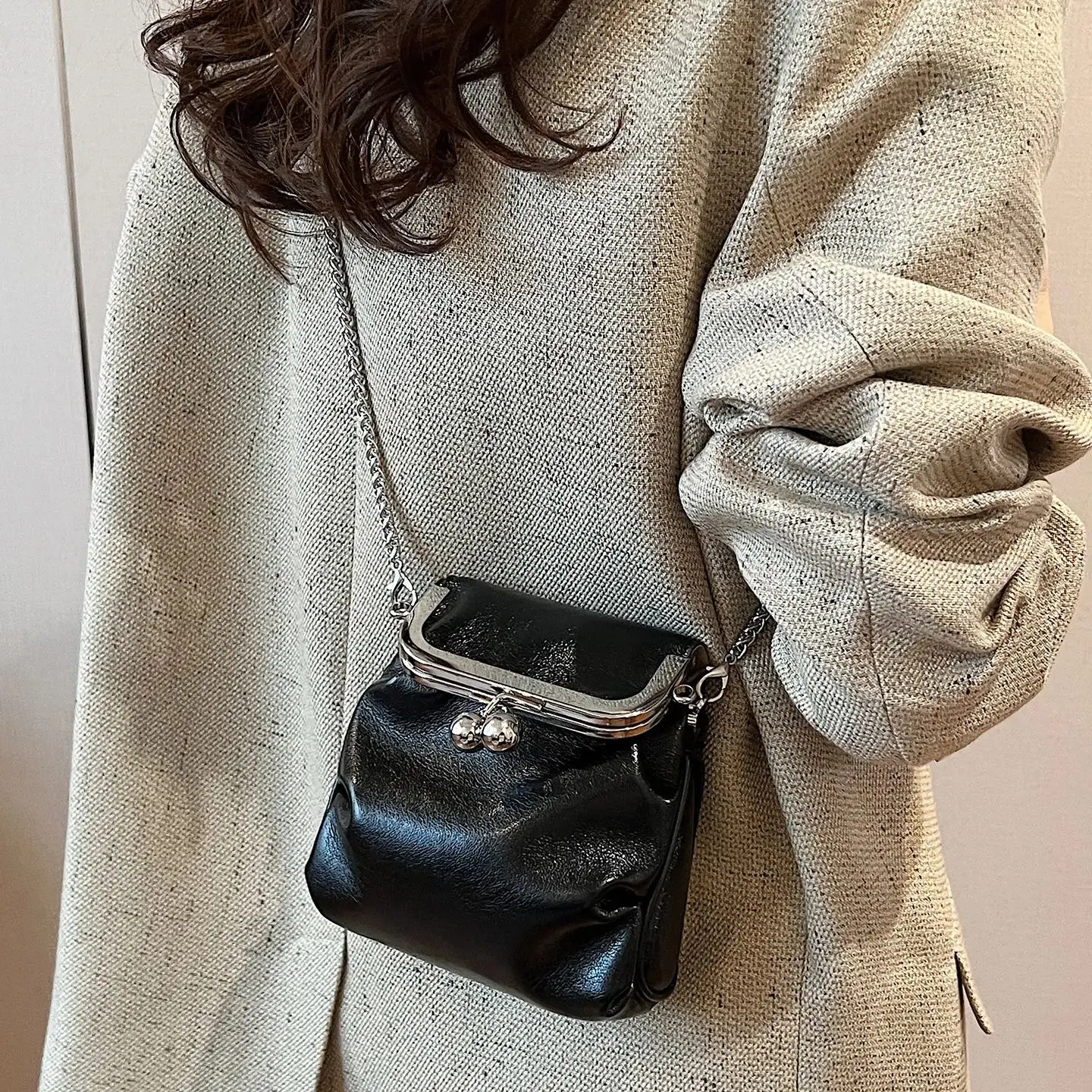 

Сумка-кроссбоди из серебристой кожи с улучшенной текстурой, новинка 2026 года, универсальная сумка на цепочке через плечо, сумка для телефона, модная мини-сумка для женщин