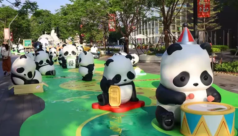 Panda sculpture shopping mall scenic commercial street clock in playground large animal ornament