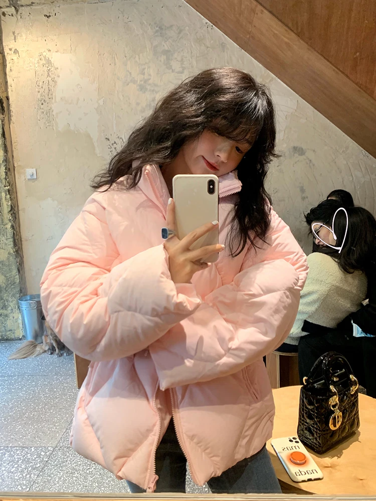 ピンクのショート丈厚手スタンドカラーダウンジャケット 2024冬新作 レディースファッションアウター レディライクストレートカット