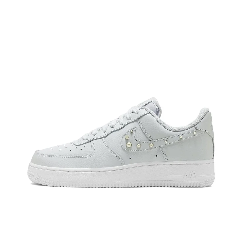 

Женские кроссовки Nike Air Force 1 Low '07 Se Trnd Pearl Swoosh Pure Platinum DV3810-001