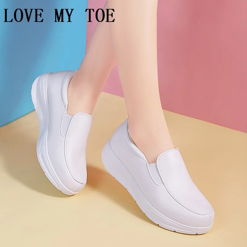 Zapatos informales antideslizantes para mujer, zapatillas transpirables de microfibra suave, con plataforma de aumento de altura, color blanco, 2024