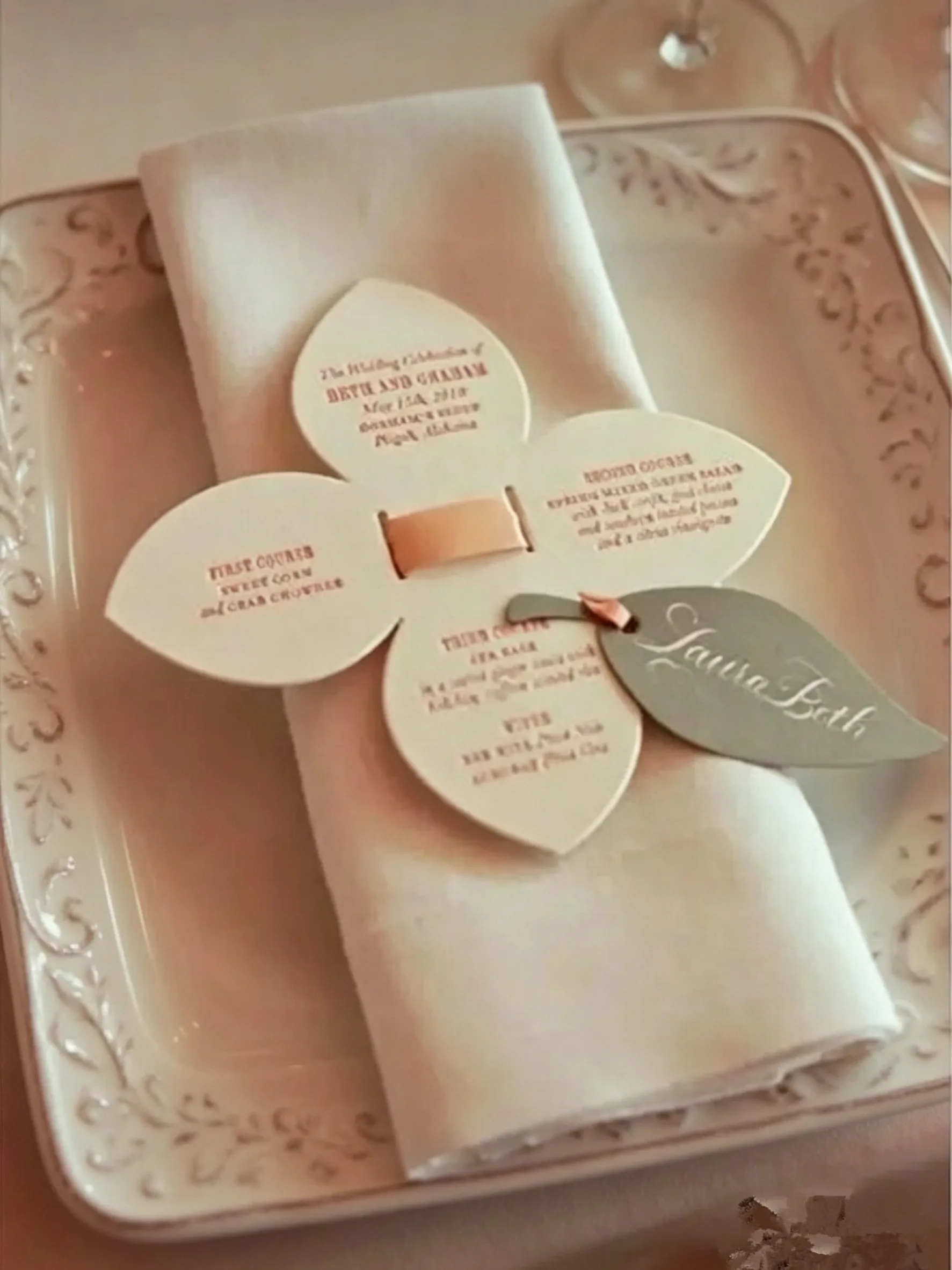 50pcs Custom Laser Cut Flower Table Menu Card with Small Tag Name Print 250g Pearl Paper Wedding Program Card Birthday Card