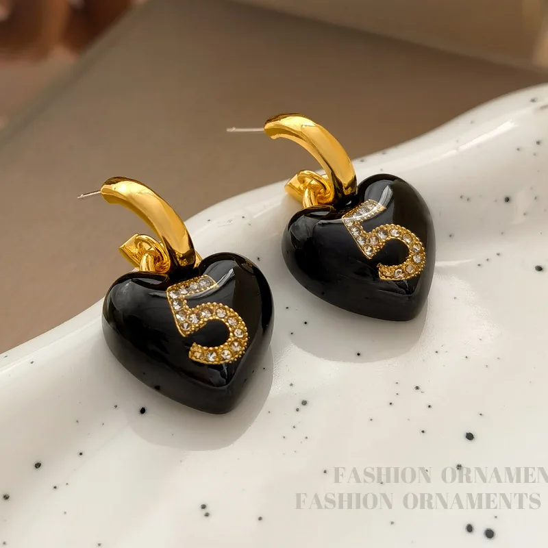 Hepburn Style Black Enamel Heart C-shaped Earrings for Women 2024 Copper Plated 24K Gold Personality Luxury Earrings