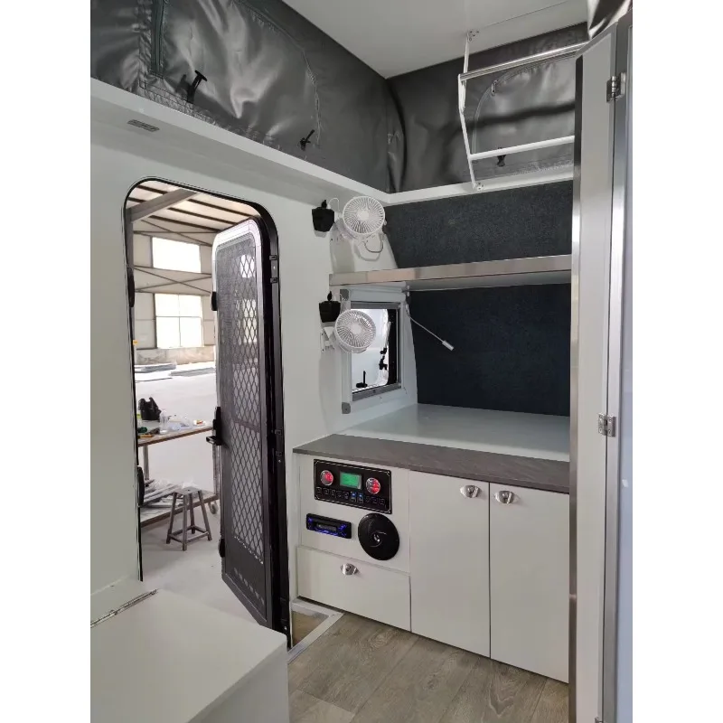 Costruito KE5 Pop Top RV Standard australiani Rimorchio camper a 3 incollette con luci a LED e cucina scorrevole per viaggi e campeggio