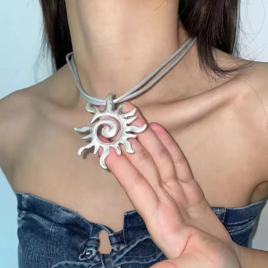 Personalized sunflower necklace, women's high-end fashion, exaggerated spicy girl subculture collar, collarbone chain