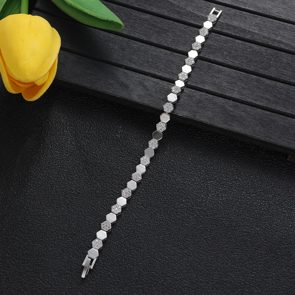 

HIBRIDE Light Luxury Simple Beehive Bracelet Everyday Women's Dress Decorative Jewelry Suitable for Wedding Date Ball Gift B200