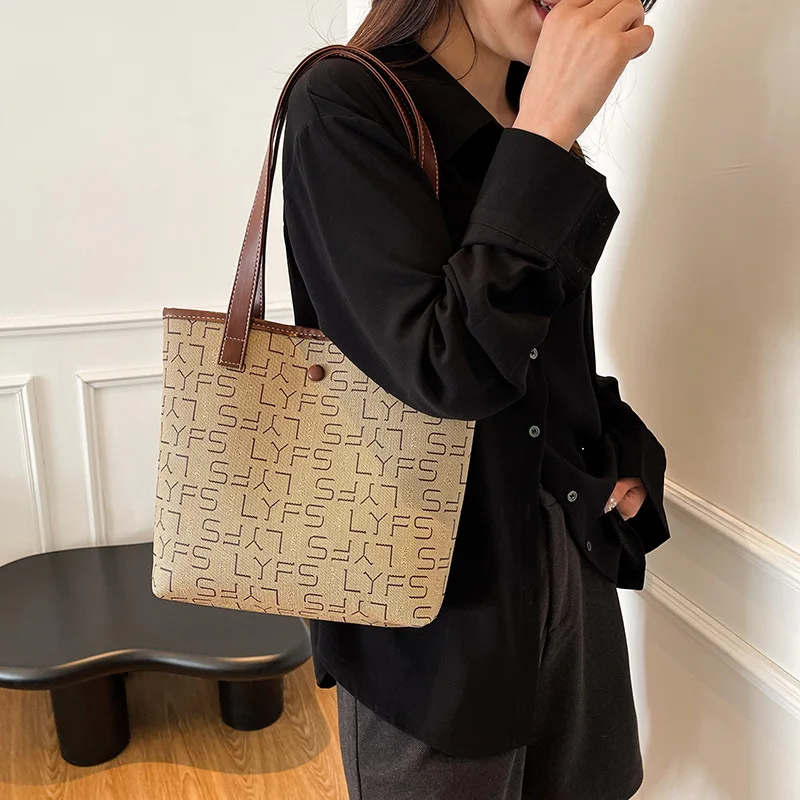 

2025 Trend Setting Women's Tote Bag. Retro Niche Design, Simple Texture, and Large Capacity for Commuting and Versatile Styling