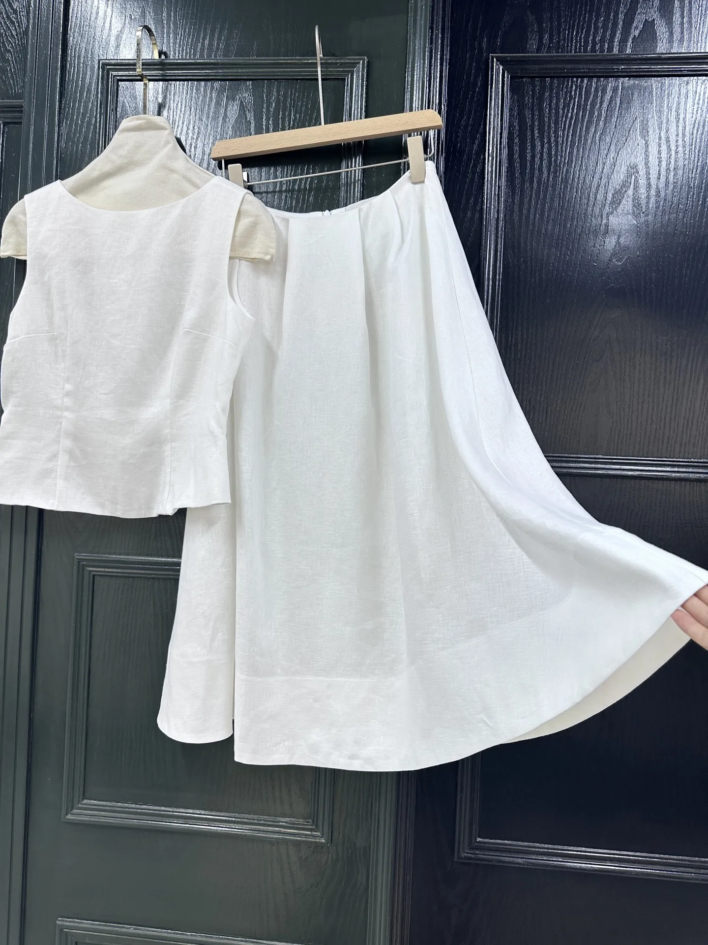 

Women's Linen 2-Piece Set Solid Color O-Neck Sleeveless Vest Top + High Waist A-Line Midi Skirt Casual Suit