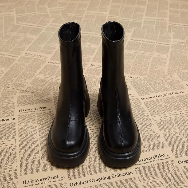 Botas curtas de sola grossa pequena para mulheres, sentindo-se pequenas, botas vermelhas, novo design, outono e inverno, 2022