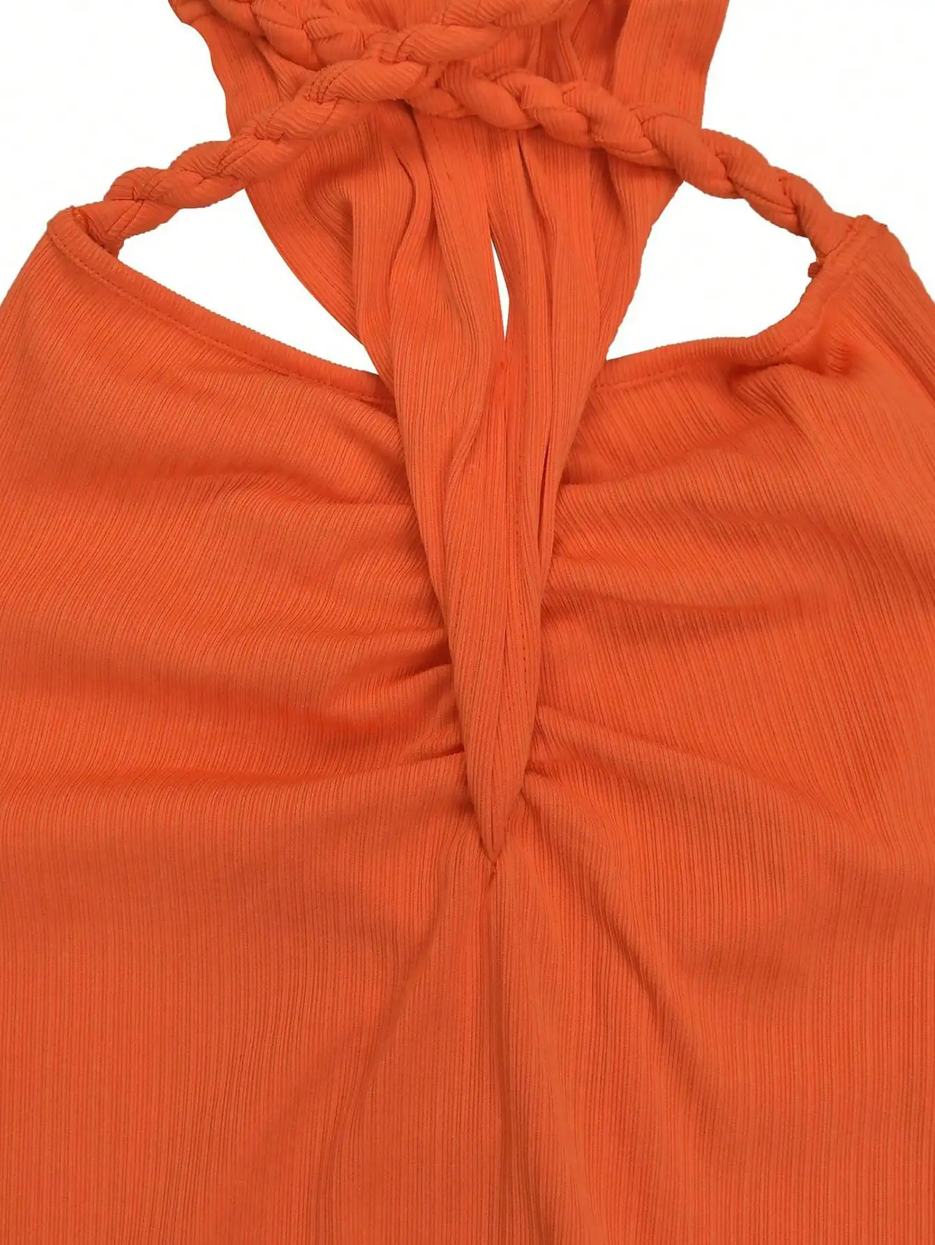 

Оранжевое вязаное платье-халтер с открытой спиной и плетеными деталями