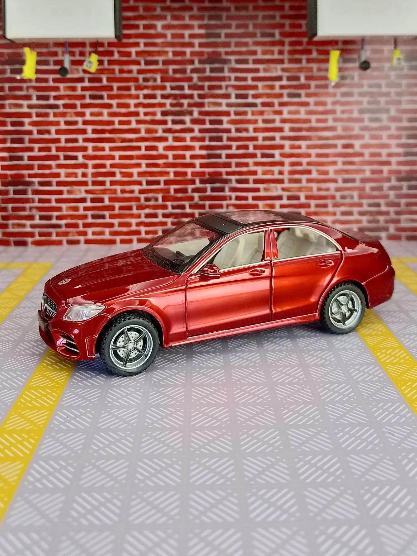 1:32 Mercedes Benz C260L modelo de coche de aleación, puertas y capó de motor, el maletero se puede abrir tiene funciones de sonido y iluminación simuladas