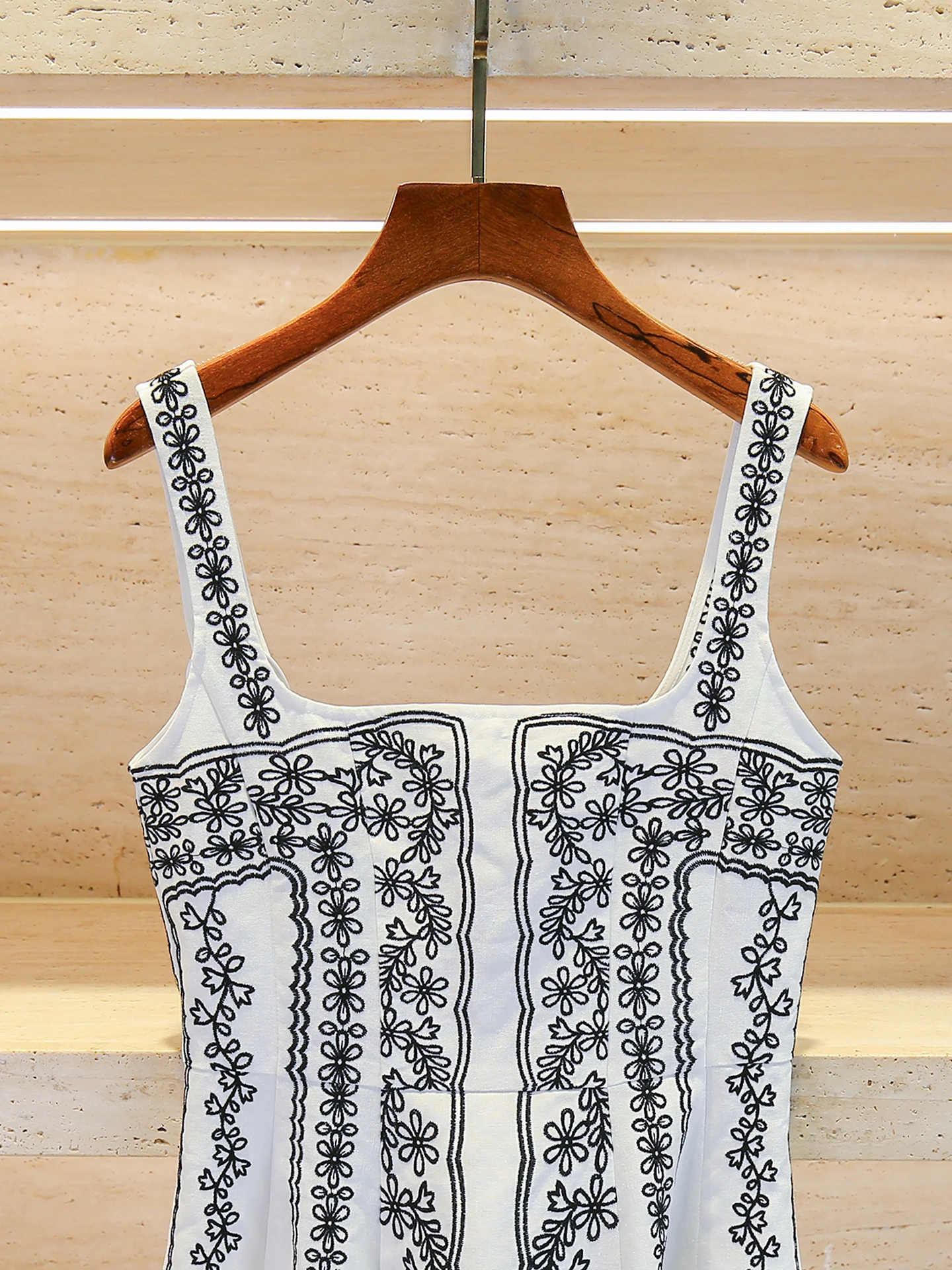 เอเล่ สายรัดเอวปักลาย Dr Summer Fre Sle กระโปรงเอวสูงทรงเอ ทรงสี่เหลี่ยม คอเหลี่ยม Ba...