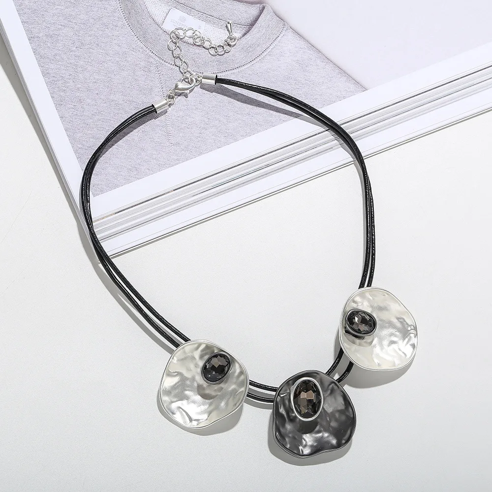 European and American exaggerated personality, fashionable and versatile geometric disc diamond pendant alloy clavicle chain