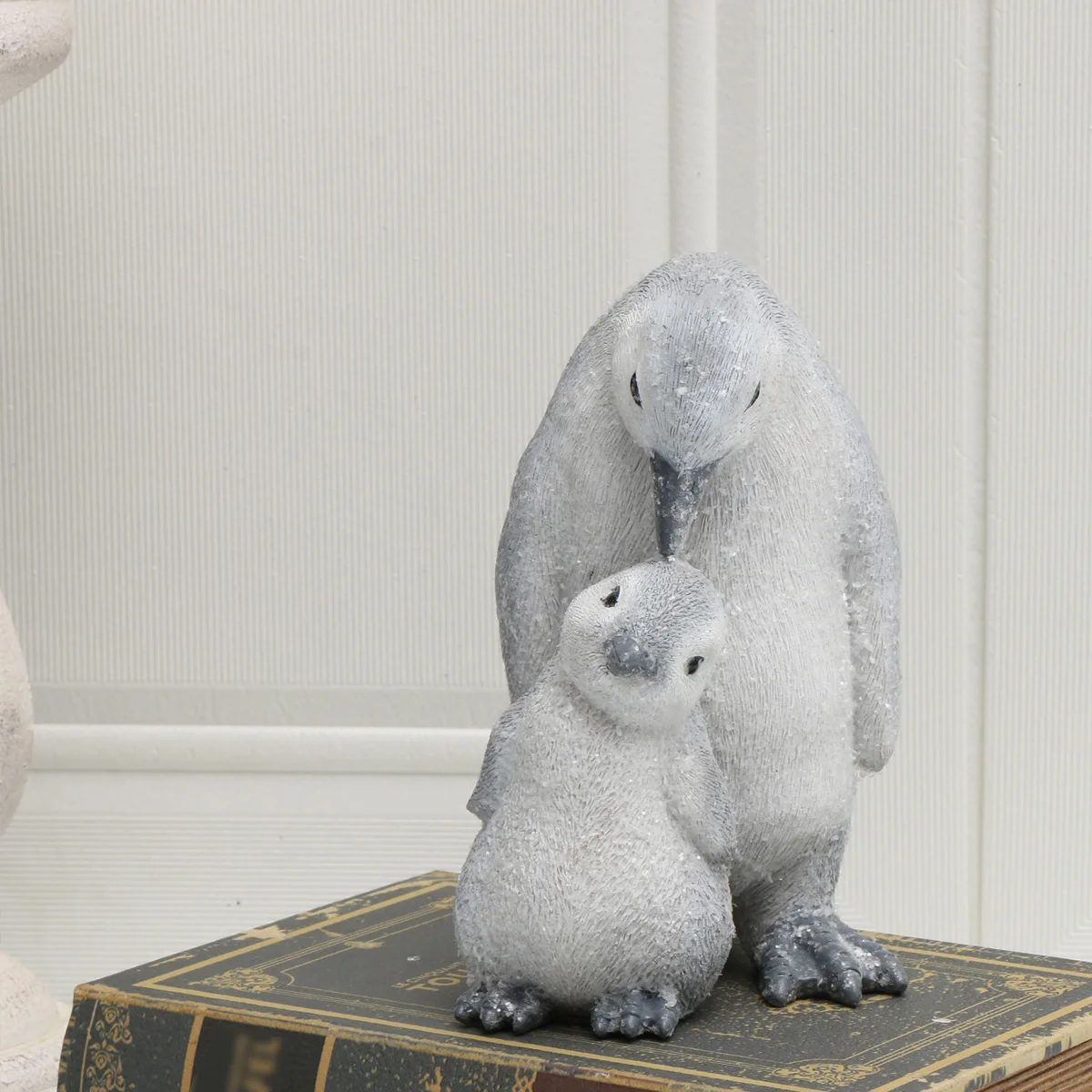 Charming Resin Penguin Figurine, Perfect for Garden, Yard, Ice Rink & Ski Slope Decor - Versatile Indoor/Outdoor Ornament for Ho