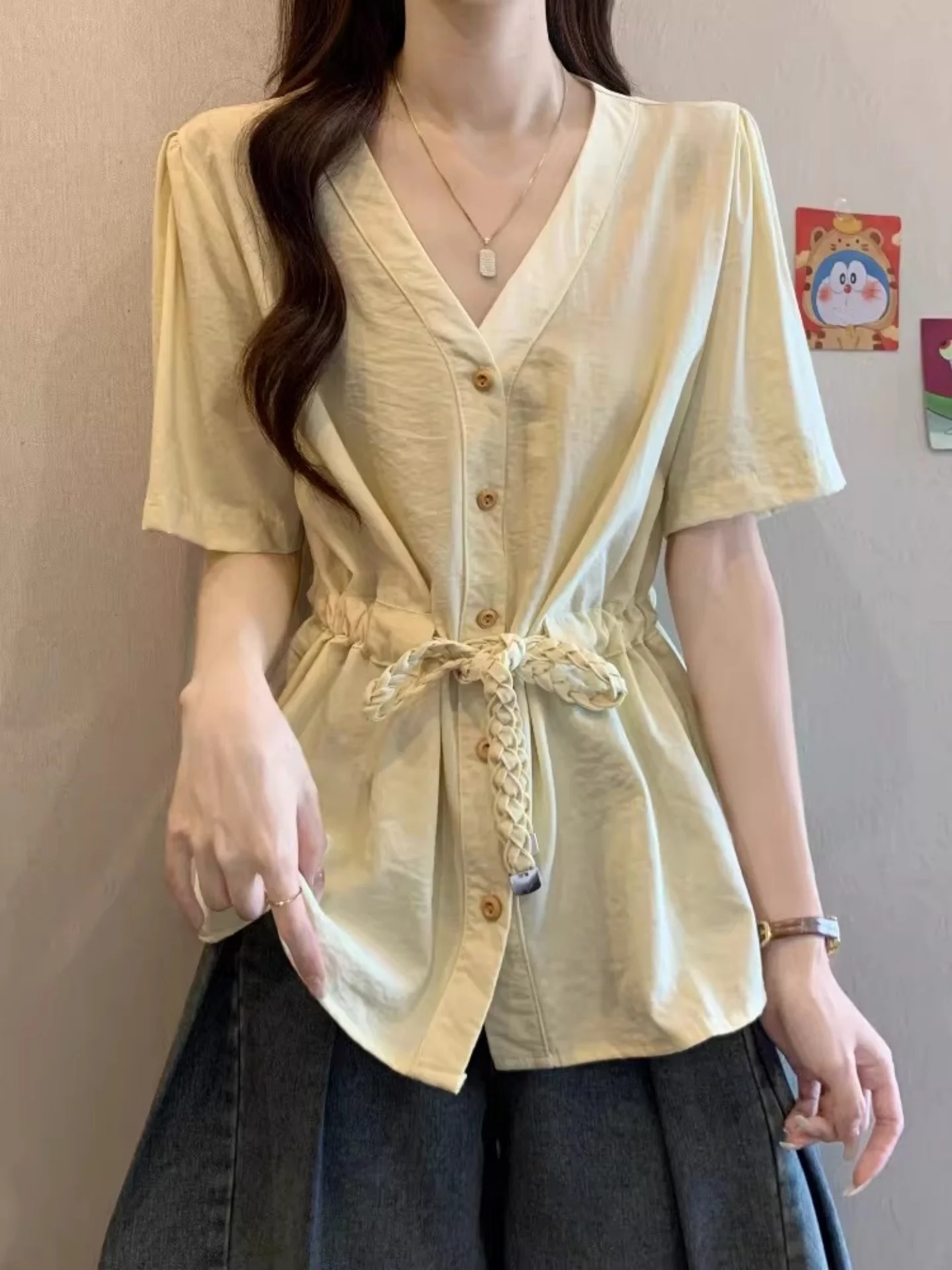 

Yellow V-ne ort-sved irt Women's Design Sense Dstring Waist Slimming Top Korean Sle Commute Faion Summer 2026