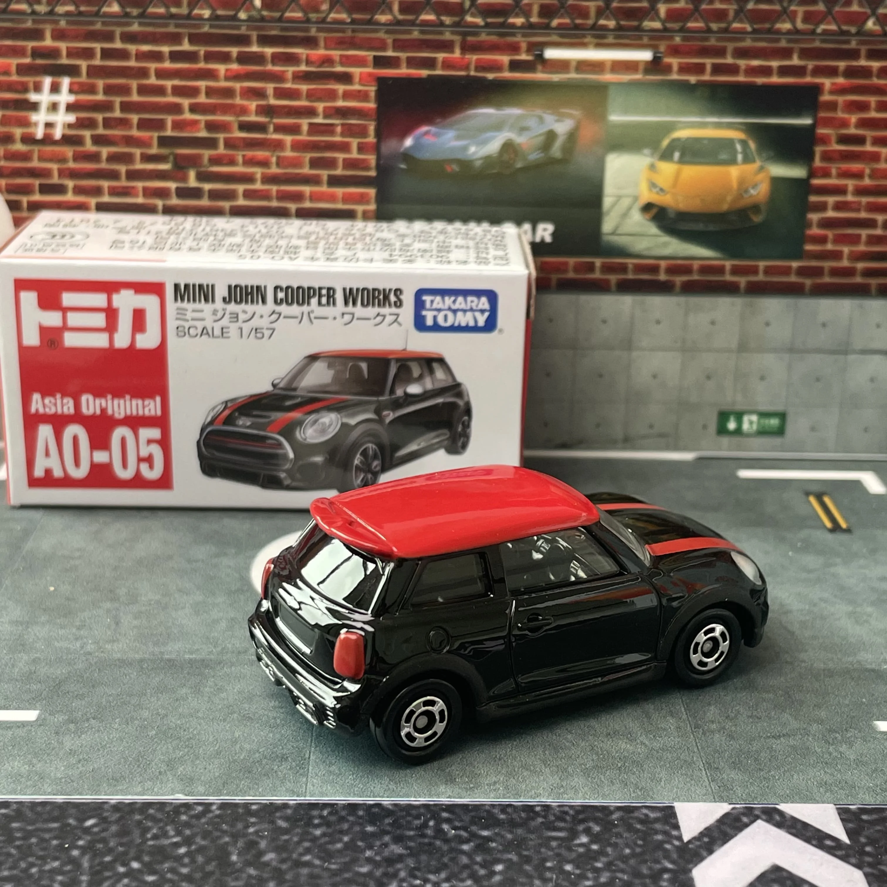 JAMARA 402258 Mini John Cooper Works Diecast 1:43 Grün Modellauto Metallkarosserie Miniatur Auto Sammlermodell Spielzeug Kinder Geschenkidee