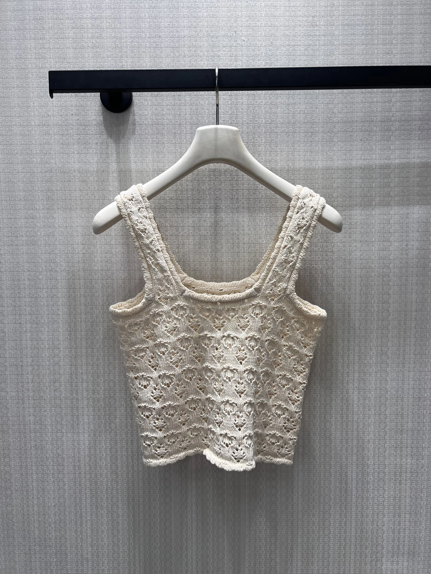 Women's Knitted Hollow out Vest Top Hand Crocheted Soft Texture 3D Embossed Lightweight Summer Fashion Casual round Neck