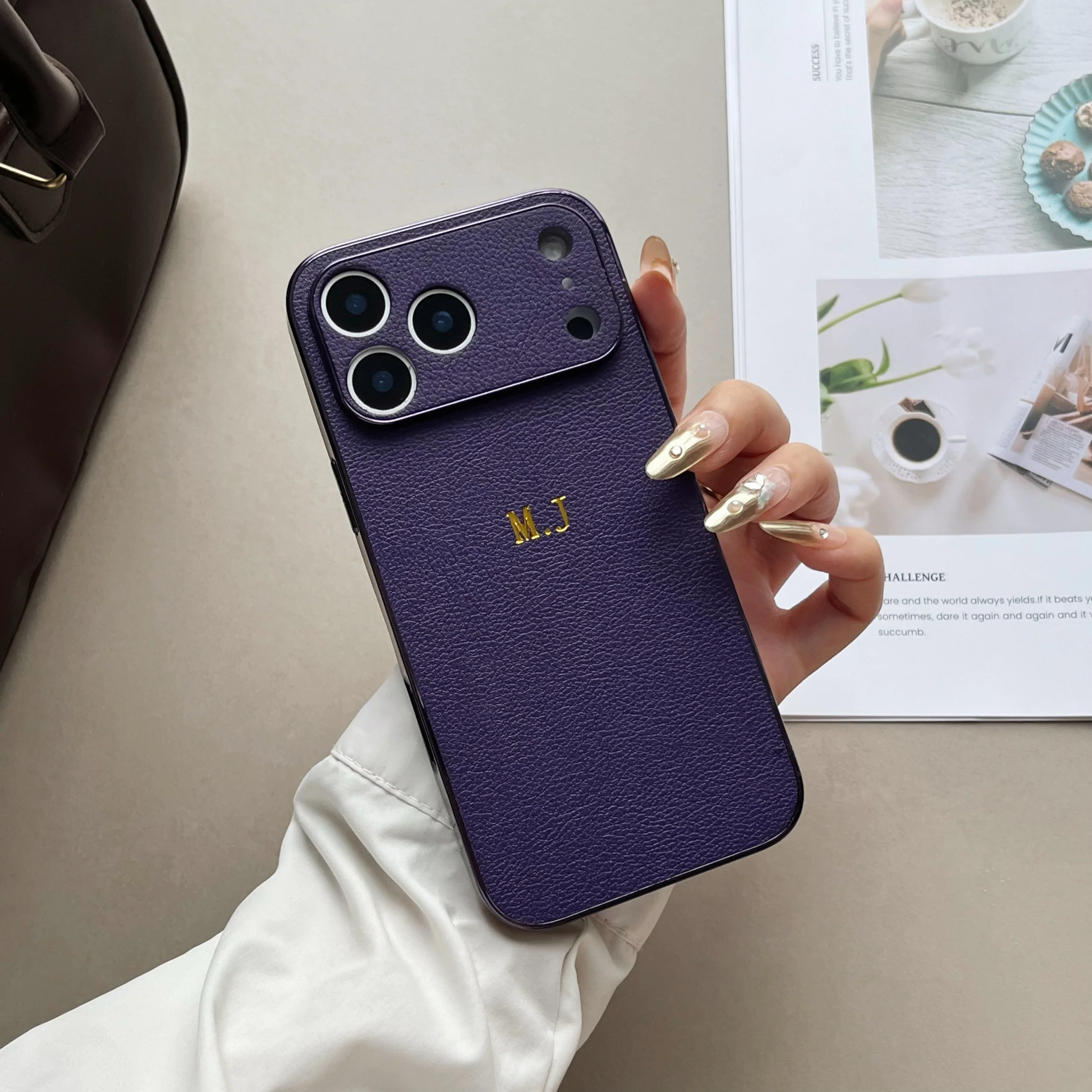 Luxuriöse Kunstleder-Handyhülle mit Beschichtung für iPhone 18 17 16 15 14 13 Pro Max Plus Air, personalisierbar mit Namen, goldene 3D-Heißfolienprägung – Detail 6