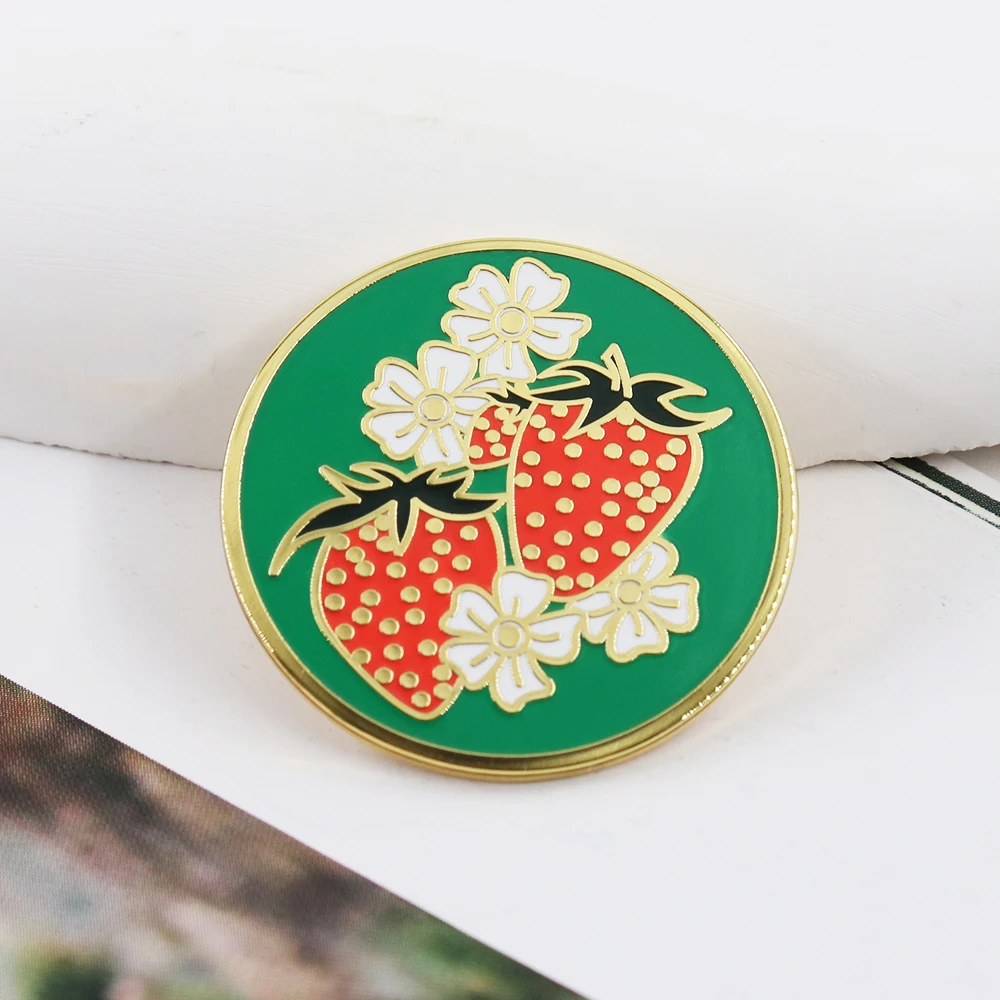 Erdbeer-Abzeichen, schöne Blumen-Brosche, niedliche Cartoon-Frucht-Emaille-Anstecknadel, kreatives innovatives Symbol, Metallnadel, modisches Ornament-Geschenk