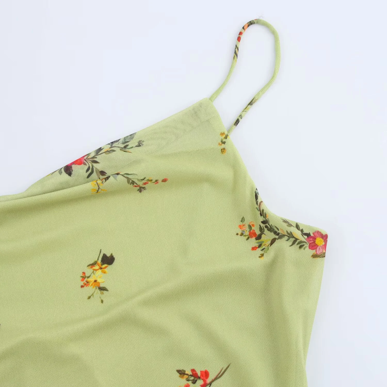 Abito con bretelle in rete a vita stretta floreale con orlo irregolare sul mare in stile francese verde dolce