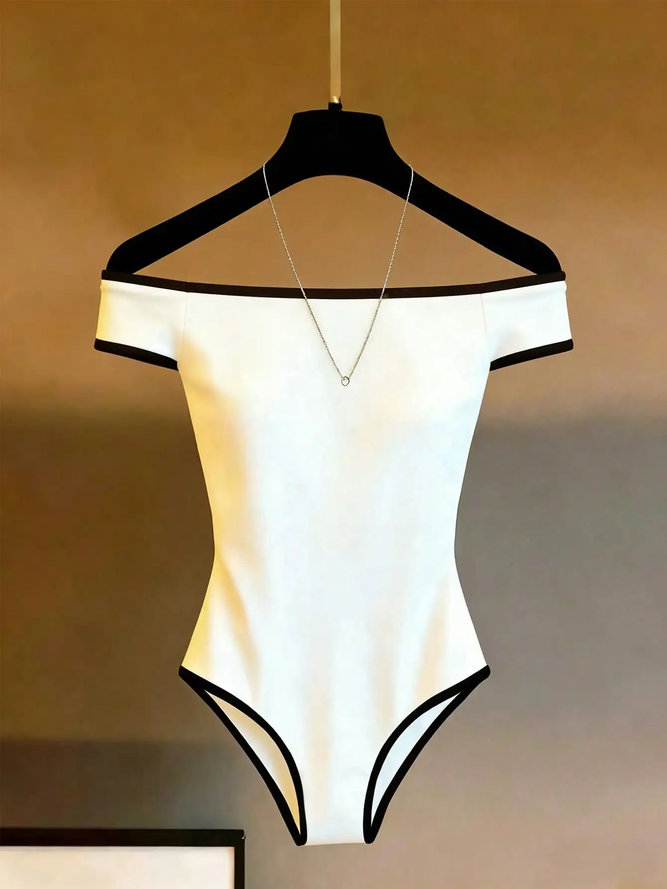 Figurbetonter Off-Shoulder-Cami-Bodysuit für Damen, Ganzjahres-Y2K-One-Shoulder. Figurbetont, elegant, vielseitig für Dates – Detail 4