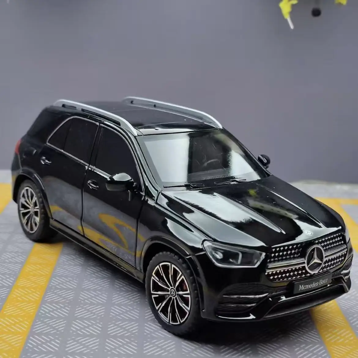 

1:24 GLE Luxury SUV Model High Detail Alloy Diecast Vehicle With Openable Doors Pull Back For Collection Desktop Decor