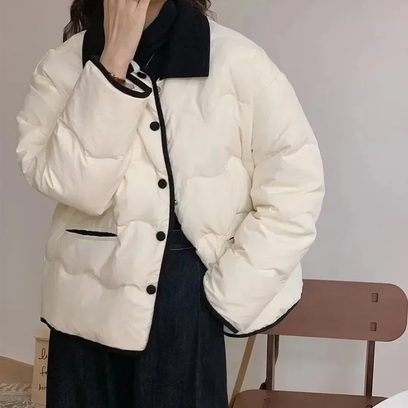 Kontrastierende Daunenjacke aus Baumwolle mit Cordrevers für Damen im Herbst und Winter 2024