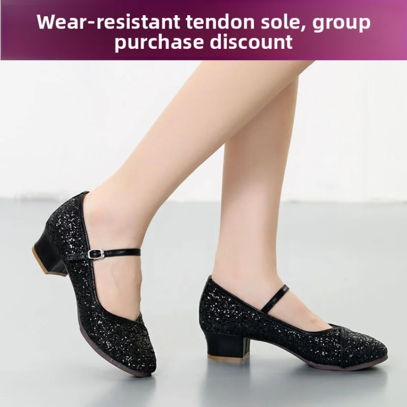 أحذية نسائية مربعة لاتينية جديدة للاستخدام الخارجي بنعل ناعم وكعب منخفض للفصول الأربعة أحذية رقص حديثة لقاعة الرقص